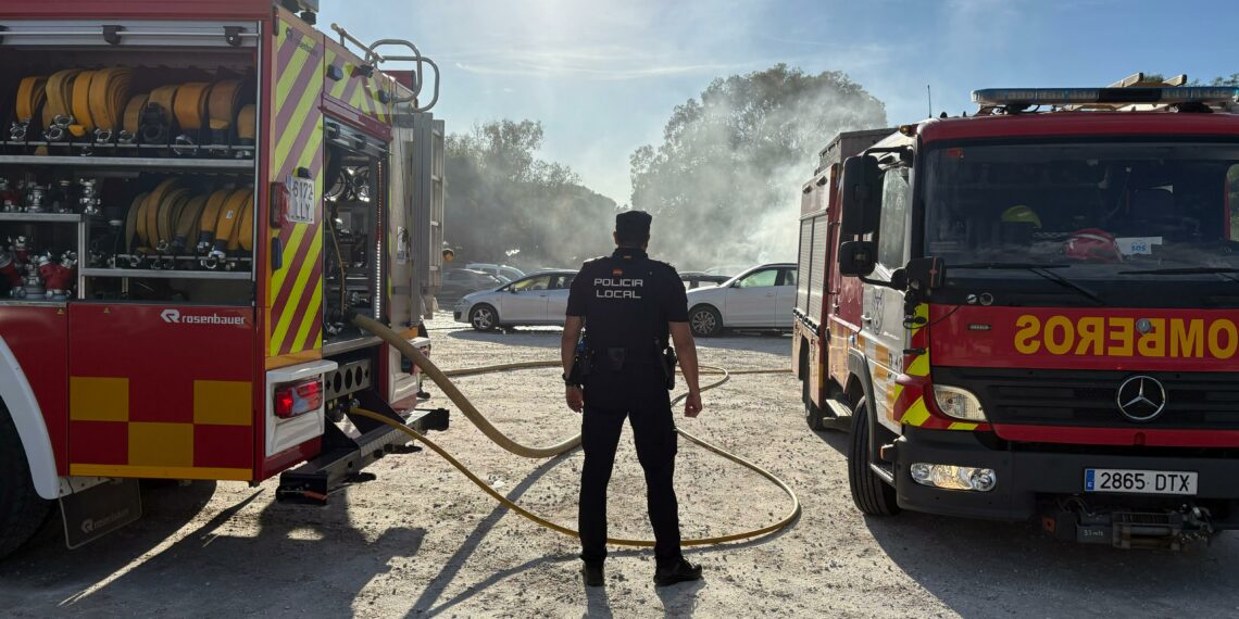 La Policía Local detiene a un hombre por el incendio de ocho vehículos en el aparcamiento de la playa de Cabopino