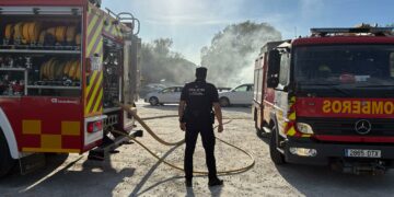 La Policía Local detiene a un hombre por el incendio de ocho vehículos en el aparcamiento de la playa de Cabopino