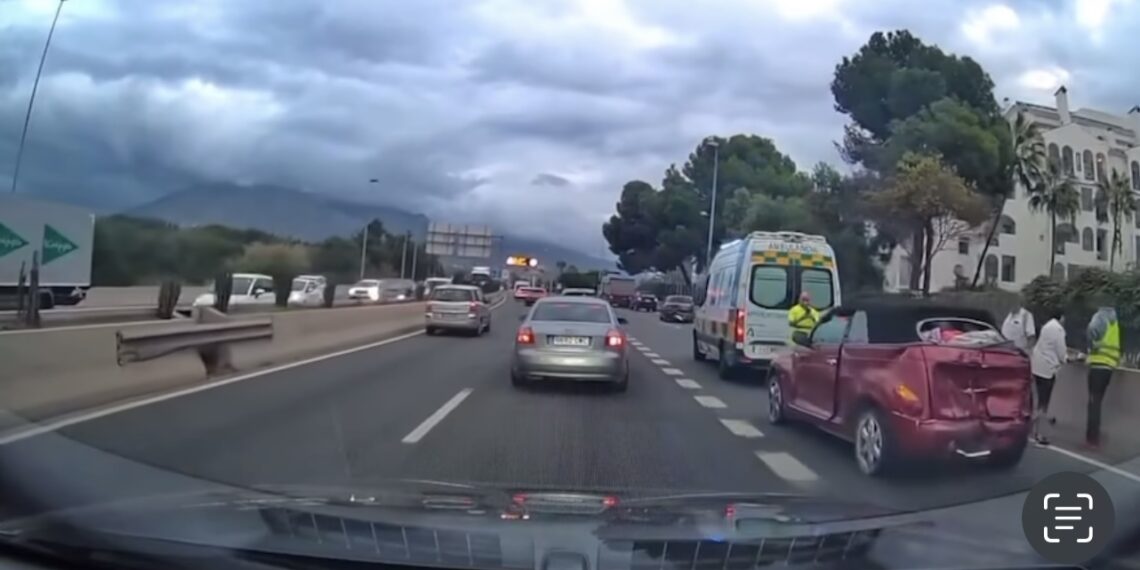 Una mujer de 55 años evacuada al Hospital tras un accidente a la altura de El Corte Inglés de Marbella