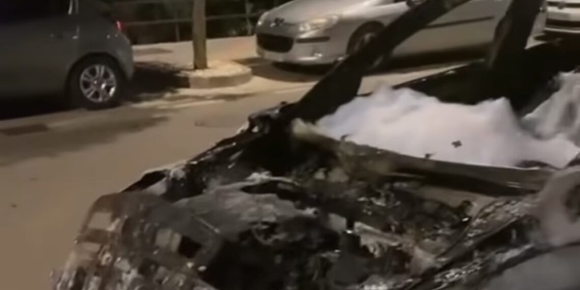 Dos coches quedan afectados por un incendio en Las Lagunas de Mijas durante la madrugada