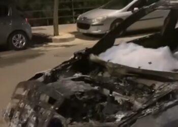 Dos coches quedan afectados por un incendio en Las Lagunas de Mijas durante la madrugada
