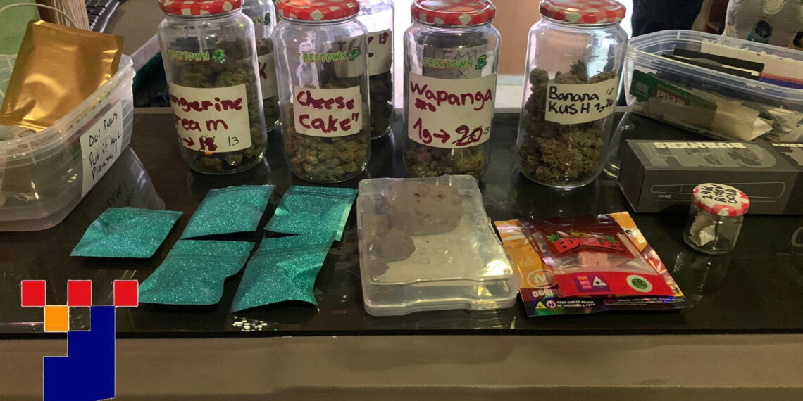 La Policía Local de Fuengirola detiene a un individuo por venta de drogas en el local de una asociación de fumadores ubicada en Las Rampas