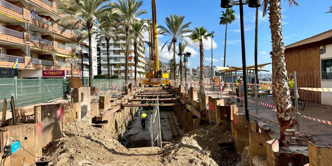 El Ayuntamiento de Fuengirola y la Junta de Andalucía avanzan en las obras del saneamiento integral en el Paseo Marítimo de Torreblanca