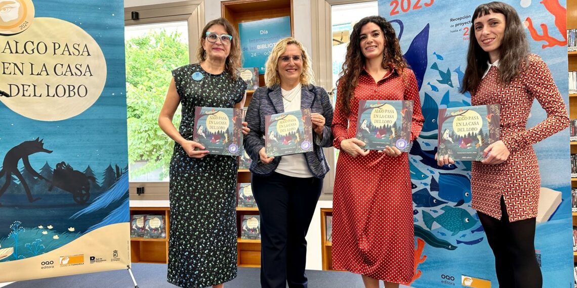 Ana Mula entrega el III Premio Internacional de Álbum Ilustrado ‘Ciudad de Fuengirola’ a Sussana Isern y Ayesha López
