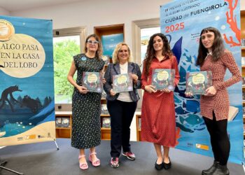 Ana Mula entrega el III Premio Internacional de Álbum Ilustrado ‘Ciudad de Fuengirola’ a Sussana Isern y Ayesha López