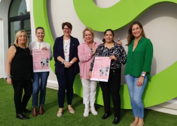Mijas conmemora el Día Mundial contra el Cáncer de Mama con una fiesta benéfica y una caminata solidaria