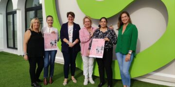Mijas conmemora el Día Mundial contra el Cáncer de Mama con una fiesta benéfica y una caminata solidaria