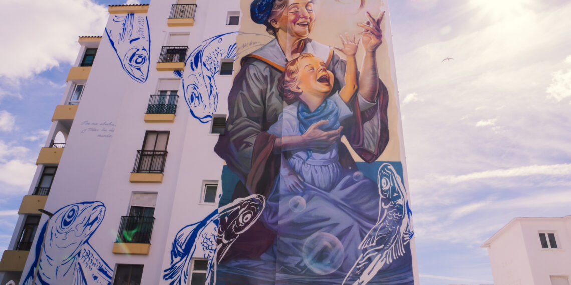 El madrileño Ignacio Basave gana el III Concurso Internacional de Murales de Estepona con una obra protagonizada por una abuela y su nieta