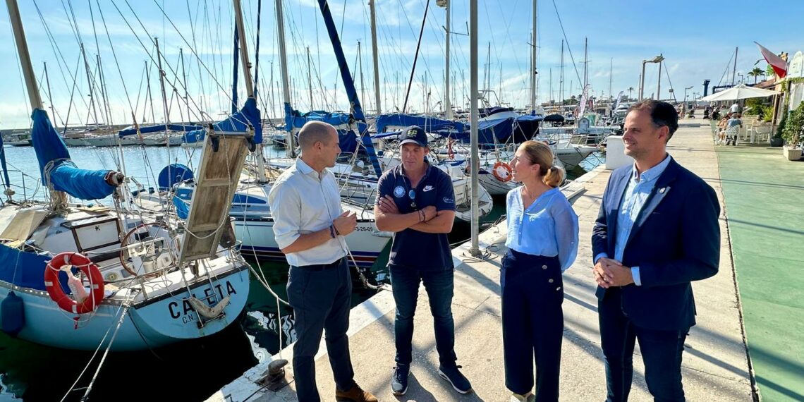 El Ayuntamiento de Fuengirola y La Escuela de Vela firman un convenio para fomentar los deportes náuticos entre los fuengiroleños