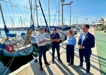 El Ayuntamiento de Fuengirola y La Escuela de Vela firman un convenio para fomentar los deportes náuticos entre los fuengiroleños