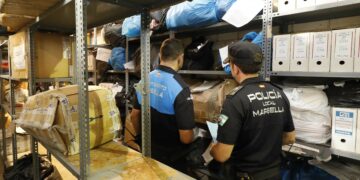 La Policía Local marbellí ha incautado en lo que va de año más de 18.000 artículos en el dispositivo contra la venta ambulante ilegal