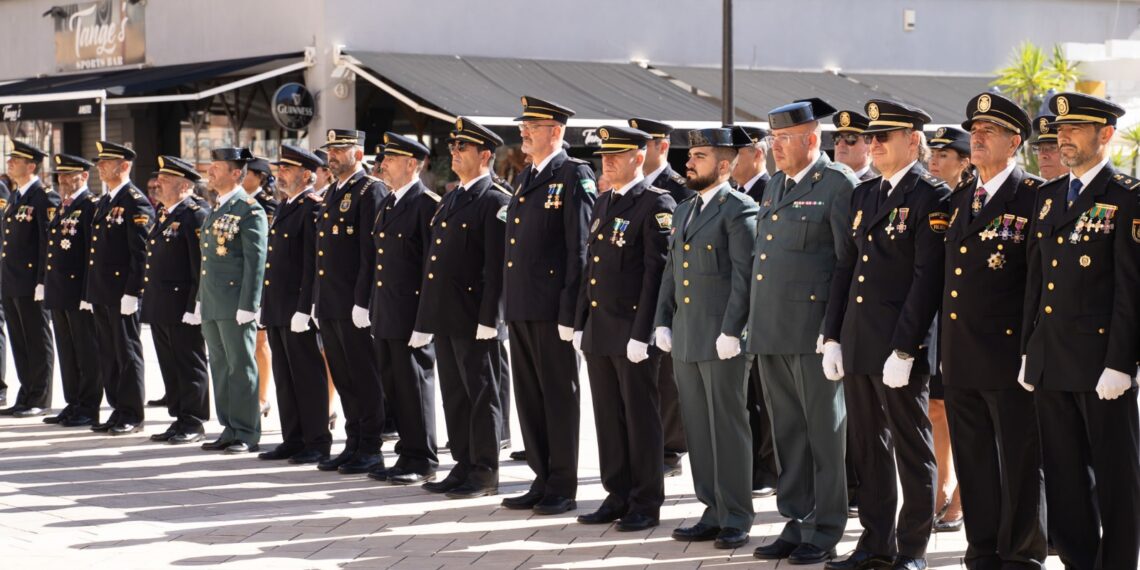 Los alcaldes de Benalmádena y Torremolinos, Juan Antonio Lara y Margarita del Cid, presiden el acto institucional en honor al Patrón del Cuerpo Nacional de Policía