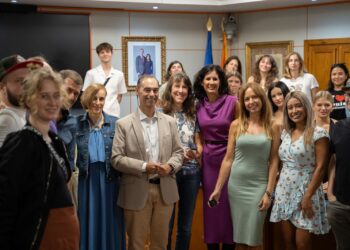 Lara destaca la importancia del Turismo Sostenible en un encuentro con alumnos Erasmus que trabajan en un proyecto con el IES Arroyo de la Miel