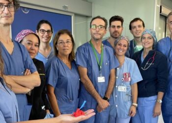 Operan con éxito a un bebe con una grave malformación en su aparto respiratorio en Sevilla