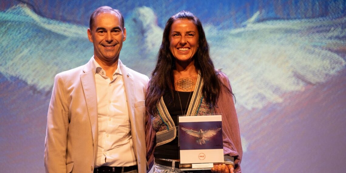 La Mari de Chambao y Adintre reciben en Benalmádena el Premio Noble de la Paz