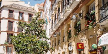 Málaga prohíbe la implantación de viviendas turísticas en 43 barrios de la ciudad