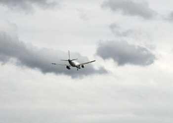 Un vuelo Málaga-Bilbao obligado a desviarse y aterriza en Asturias por el fuerte viento