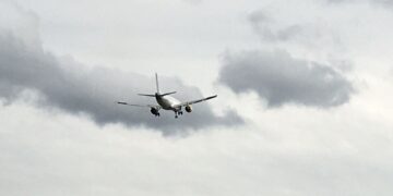 Un vuelo Málaga-Bilbao obligado a desviarse y aterriza en Asturias por el fuerte viento