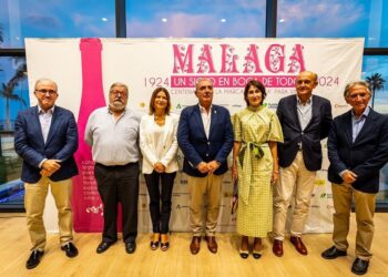 ‘Málaga’ para Vinos celebra en Estepona sus cien años de vida con la presentación de Senda Azul y una cata guiada frente al mar