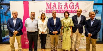 ‘Málaga’ para Vinos celebra en Estepona sus cien años de vida con la presentación de Senda Azul y una cata guiada frente al mar