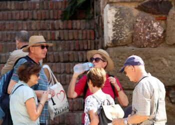 Aehcos advierte que malagueños pagarán «un 4,8% por sus vacaciones en Andalucía» con la tasa turística