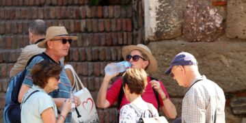 Aehcos advierte que malagueños pagarán «un 4,8% por sus vacaciones en Andalucía» con la tasa turística