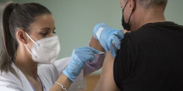 El SAS empieza a vacunar este miércoles contra la gripe y el covid a mayores, sanitarios y embarazadas