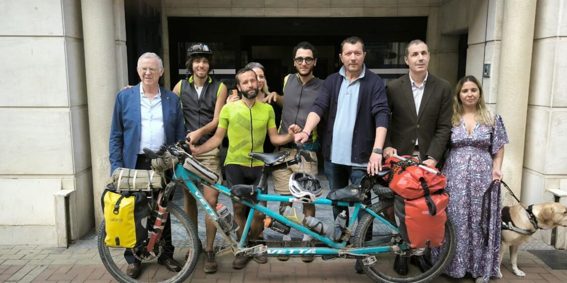 El deportista Davide Valacchi visita Málaga en su viaje de 10.000 kilómetros para concienciar sobre la integración de personas ciegas