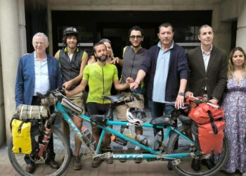 El deportista Davide Valacchi visita Málaga en su viaje de 10.000 kilómetros para concienciar sobre la integración de personas ciegas