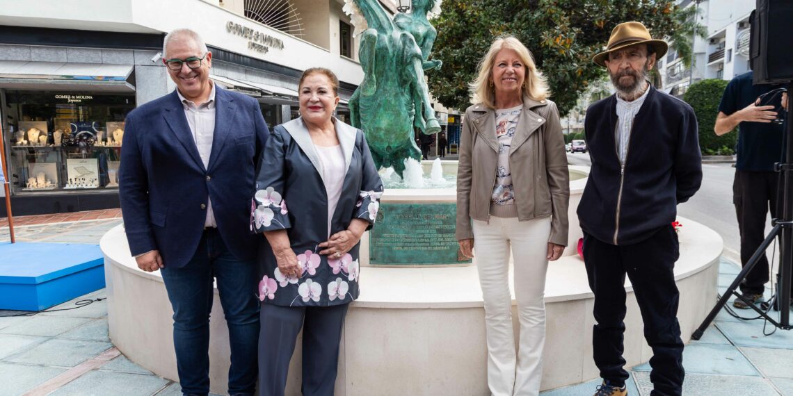 Marbella recupera un icono de la ciudad con la rehabilitación integral de la escultura Bella del Mar, la popular ‘fuente del caballo’