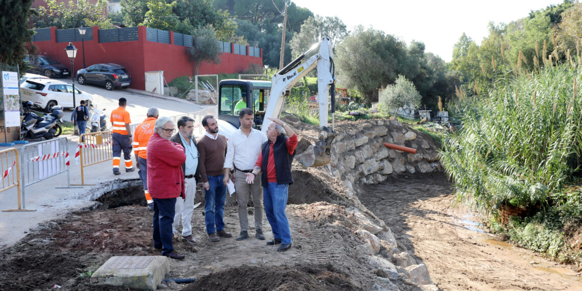 Marbella construye un muro de escollera para mejorar la estabilidad de la calle Zinias, a la altura del arroyo de Calera, en Bello Horizonte