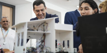 Moreno señala que Andalucía tiene el sistema público de Educación más grande de España, que superará en 2025 los 9.000 millones de euros