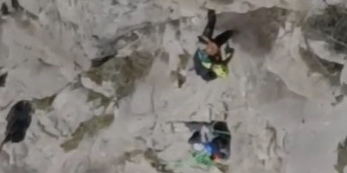 Rescatada una persona tras sufrir una caída mientras escalaba en El Chorro