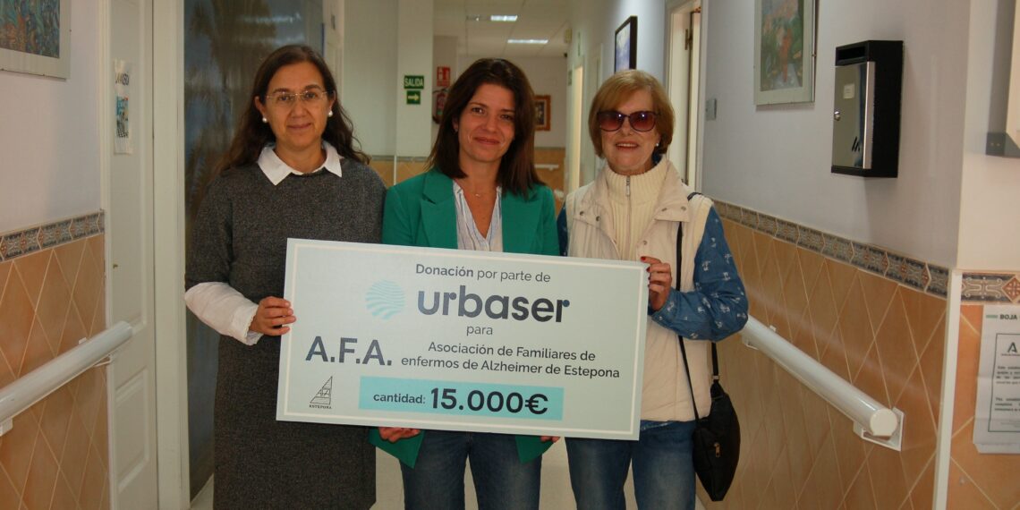 Urbaser dona 15.000 euros a la Asociación de Familiares de Enfermos de Alzheimer de Estepona