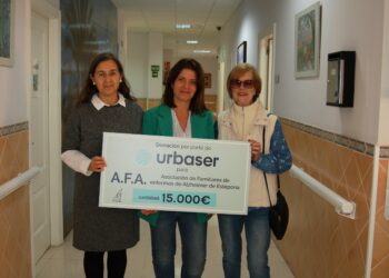 Urbaser dona 15.000 euros a la Asociación de Familiares de Enfermos de Alzheimer de Estepona