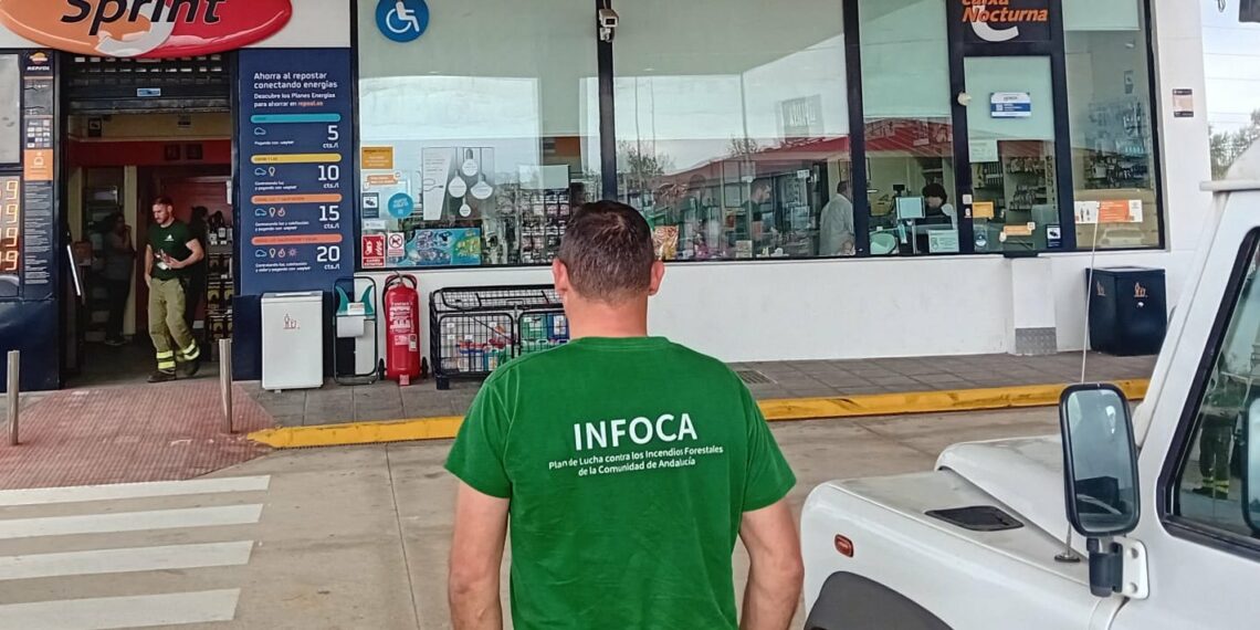 El emotivo gesto de una gasolinera de Valencia a bomberos del INFOCA: «Gracias, invita la casa»