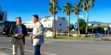 Mejoras en la seguridad vial de la rotonda de acceso a la AP-7 en San Pedro Alcántara con la instalación de una nueva iluminación LED