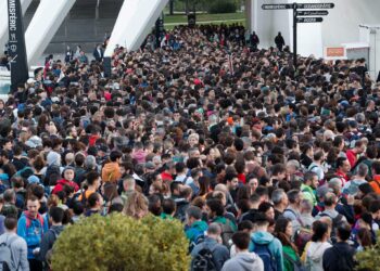 La respuesta más solidaria: miles de voluntarios ponen rumbo desde Valencia a los municipios de la provincia