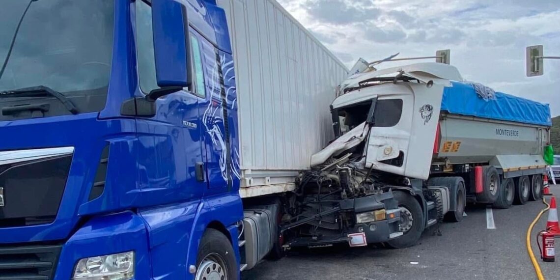Herido uno de los camioneros del accidente en la AP-7 a la altura de Estepona