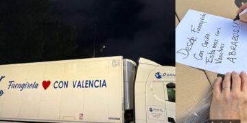La marea solidaria de Fuengirola: el primer tráiler de donaciones llega a Chiva (Valencia)