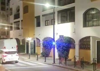 Fuengirola avanza en la modernización de sus accesos peatonales con la instalación de pasos de peatones inteligentes