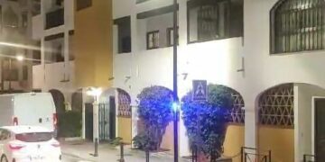 Fuengirola avanza en la modernización de sus accesos peatonales con la instalación de pasos de peatones inteligentes