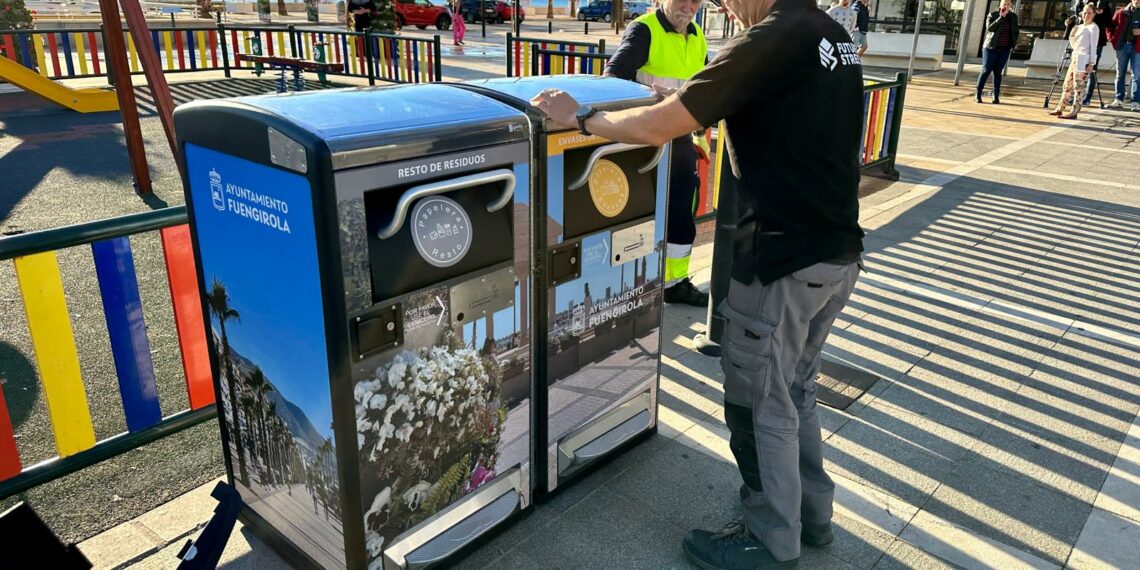 El Ayuntamiento de Fuengirola instala nuevas papeleras inteligentes para optimizar el servicio de recogida de residuos