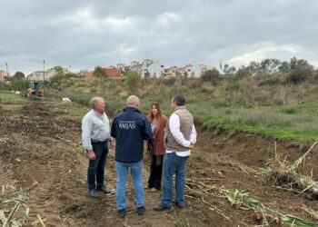El Ayuntamiento de Mijas limpia y desbroza los cauces de los arroyos para garantizar la seguridad