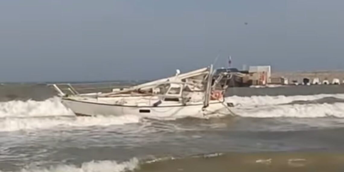 Hallan el cadáver de una persona en el interior de un velero encallado y con el mástil roto en Fuengirola