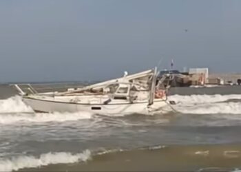 Hallan el cadáver de una persona en el interior de un velero encallado y con el mástil roto en Fuengirola