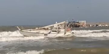 Hallan el cadáver de una persona en el interior de un velero encallado y con el mástil roto en Fuengirola