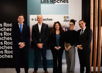 Les Roches y Glion firman un acuerdo de colaboración con AEHCOS para impulsar la formación de sus asociados