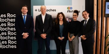 Les Roches y Glion firman un acuerdo de colaboración con AEHCOS para impulsar la formación de sus asociados