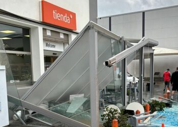 Un tornado derriba la estructura externa de una gasolinera en Mijas